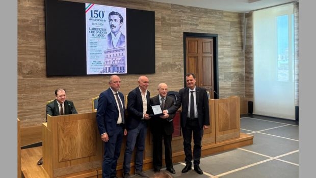 Fabio Porta homenageia abruzzese inventor do capacete