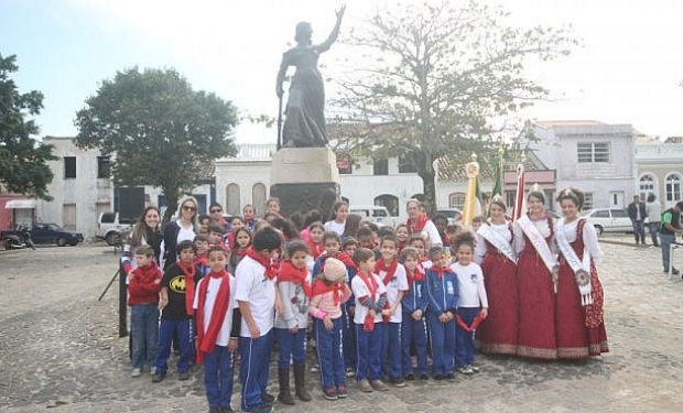 Anita Garibaldi é homenageada em Laguna 