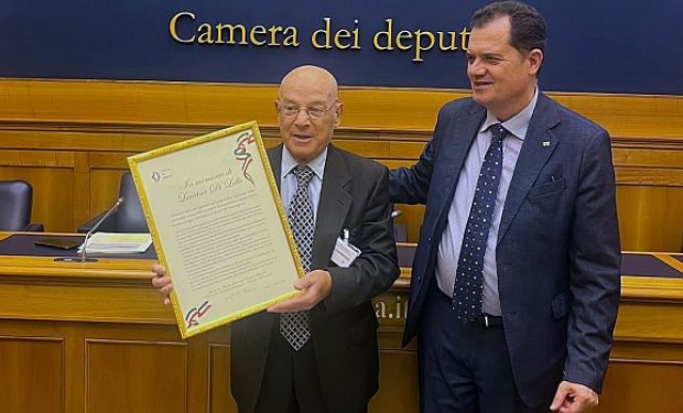 Fabio Porta (PD) homenageia Luciano Di Lello, o inventor do capacete